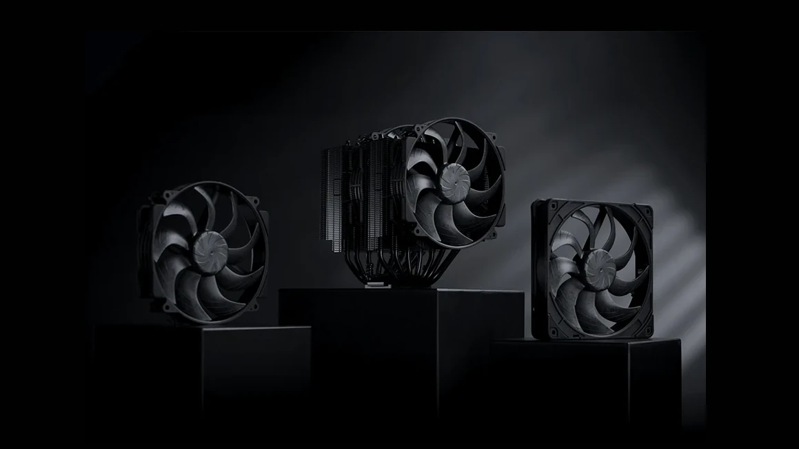 Das Bild zeigt drei Noctua NH-D15 G2 chromax.Black Kühllüfter, die auf schwarzen Podesten gegenüber einem dunklen, rauchigen Hintergrund angeordnet sind.